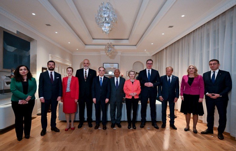 Von der Leyen publikon foto nga Tirana përkrah Osmanit, Ramës e Vuçiqit