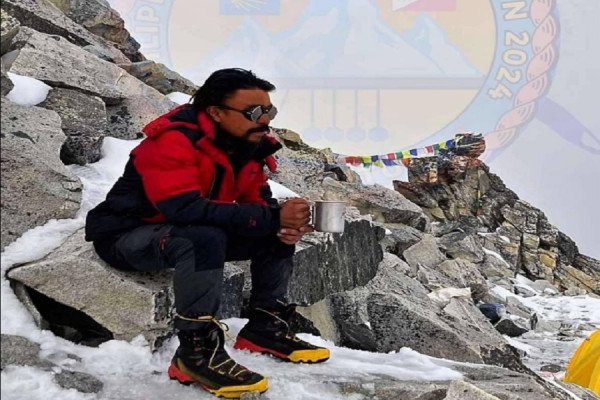 Alpinisti filipinas vdes duke u ngjitur në malin Everest