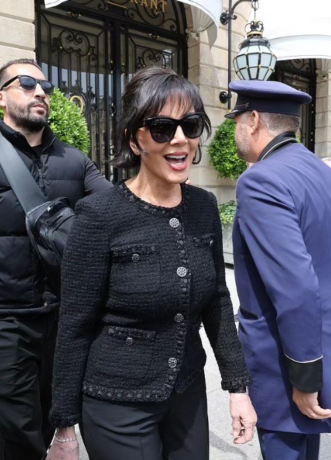Kris Jenner merr vëmendje në Paris, bie në sy kostumi i saj elegant