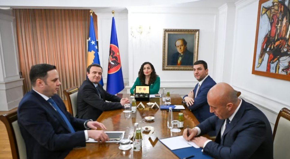 “Këta politikanë nuk lëshojnë ‘pe’ pa marrë leje nga Grenell!”, vjen deklarata e fortë pas takimit të Osmanit me liderët politikë