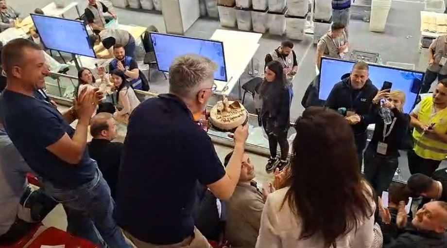 Agron Gjekmarkaj feston 51-vjetorin në Lezhë, surprizohet gjatë numërimit të votave