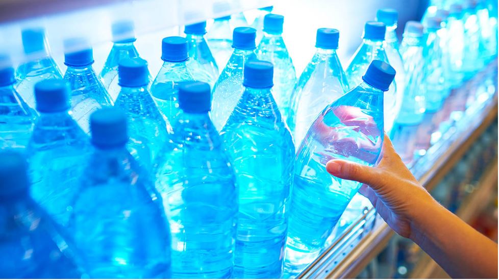 Sa herë duhen rimbushur shishet plastike të ujit?