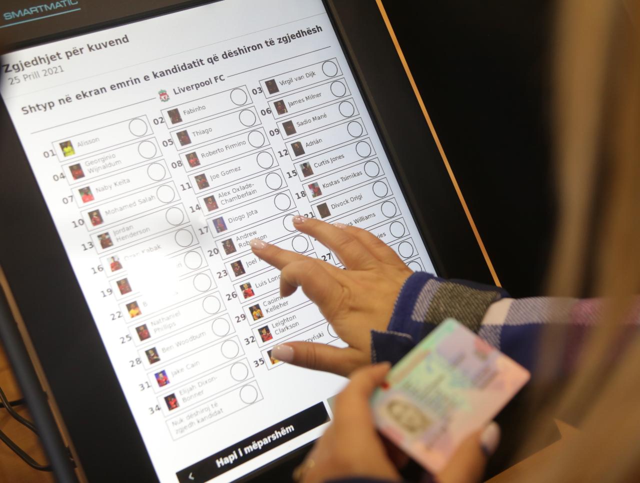 Vota e diasporës për qarkun e Shkodrës/ Numërohen 400 vota më shumë se numri i votuesve, fletët e votimit shpërndahen në tokë