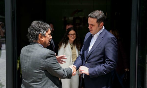 Abdixhiku takohet me ambasadorin e ri italian, diskutojnë edhe për bllokadën:Krizë e paprecedentë politike