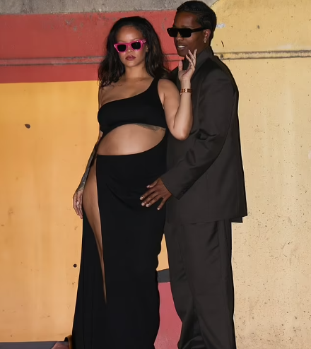 Rihanna mahnit në Kanë me barkun e rrumbullakosur – shkëlqen në fustan të prerë me grep krah A$AP Rocky