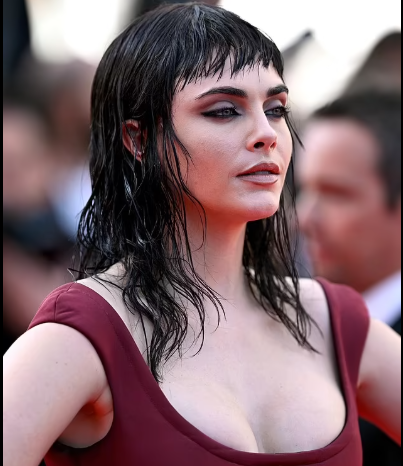 Cara Delevingne duket pothuajse e panjohur me transformimin dramatik të flokëve në Festivalin e Filmit në Kanë