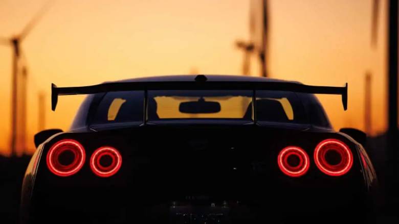Nissan po punon në një superveturë të re