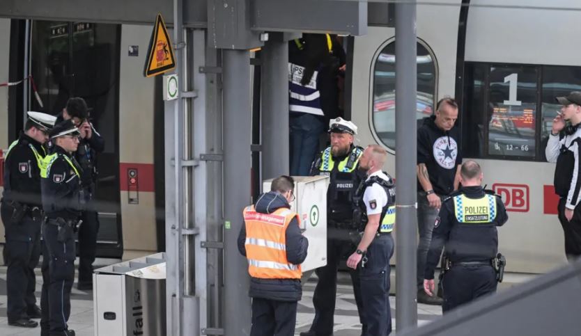 Tetëmbëdhjetë të plagosur në sulmin me thikë në Hamburg