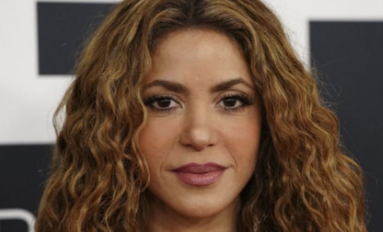 Shakira rrëzohet në skenë, pamjet bëhen virale