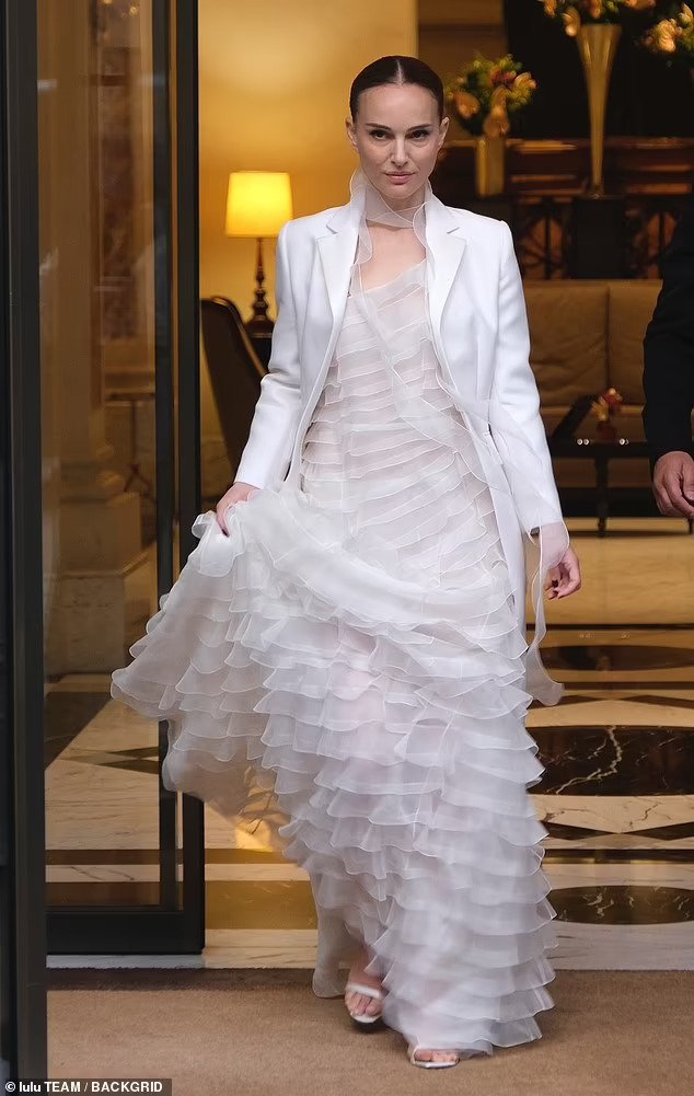 Natalie Portman mahnit me një fustan gjysmë transparent me rrudha, ndërsa mbërrin në sfilatën e Dior Cruise në Romë