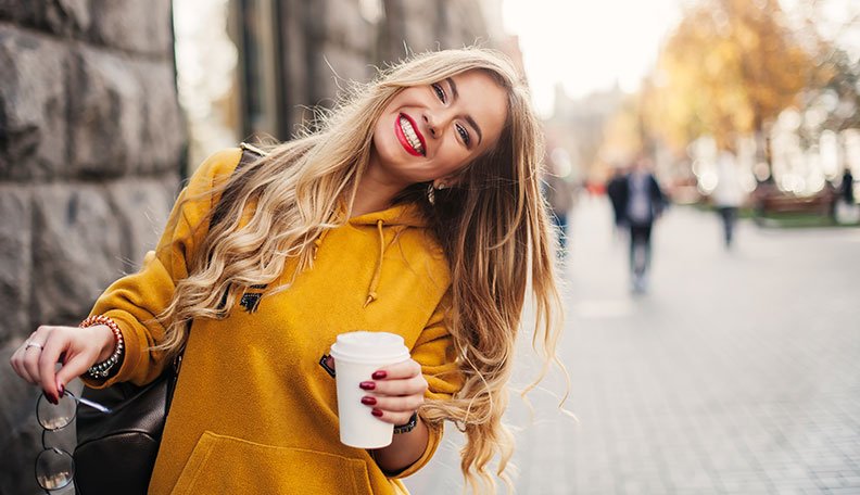 Njerëzit që janë të shkëlqyer në flirt kanë këto dy tipare
