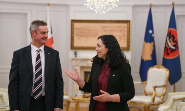 Ambasadori britanik reagon për kërcënimet që po i bëhen Osmanit: Heshtja s’është opsion