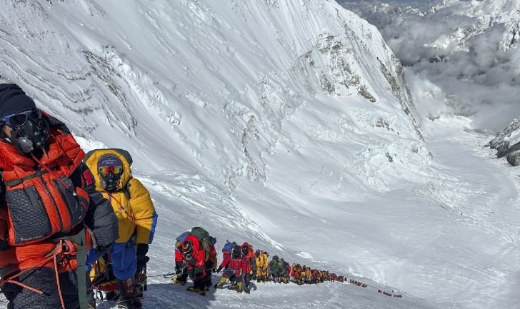 Qindra alpinistë ngjiten në malin Everest, në një sezon të goditur nga moti i keq