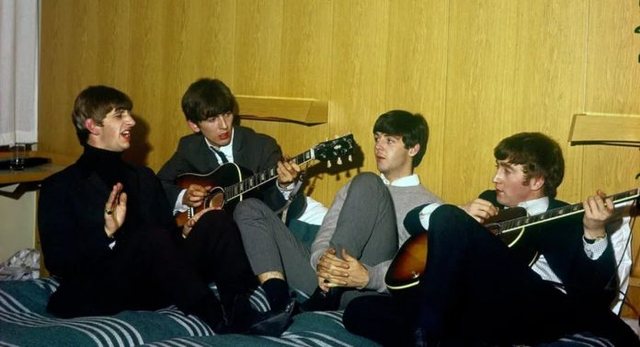 Aimee Lou Wood dhe Saoirse Ronan mes aktorëve në filmat biografikë për “The Beatles”