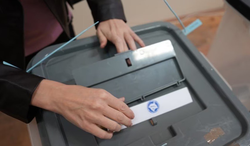 E çuditshme: Vëllai i Avdullah Hotit votues në Junik, Kraki “zbulon” skemën e mashtrimit 
