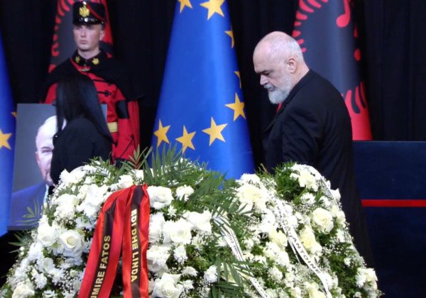 ​Shqipëria i jep lamtumirën me nderime dhe ceremoni shtetërore Fatos Nano