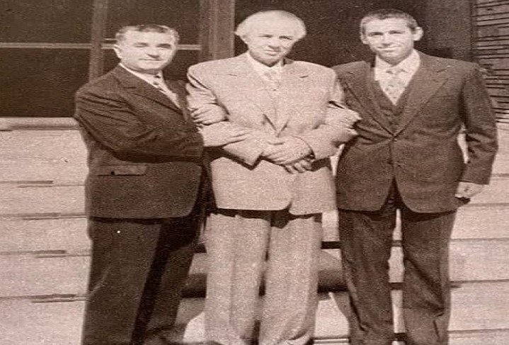  “Ka vetëm dy klasë shkollë, s’ka zënë libër me dorë”- Zbulohet dokumenti Sigurimit shoqëruesin e Enver Hoxhës