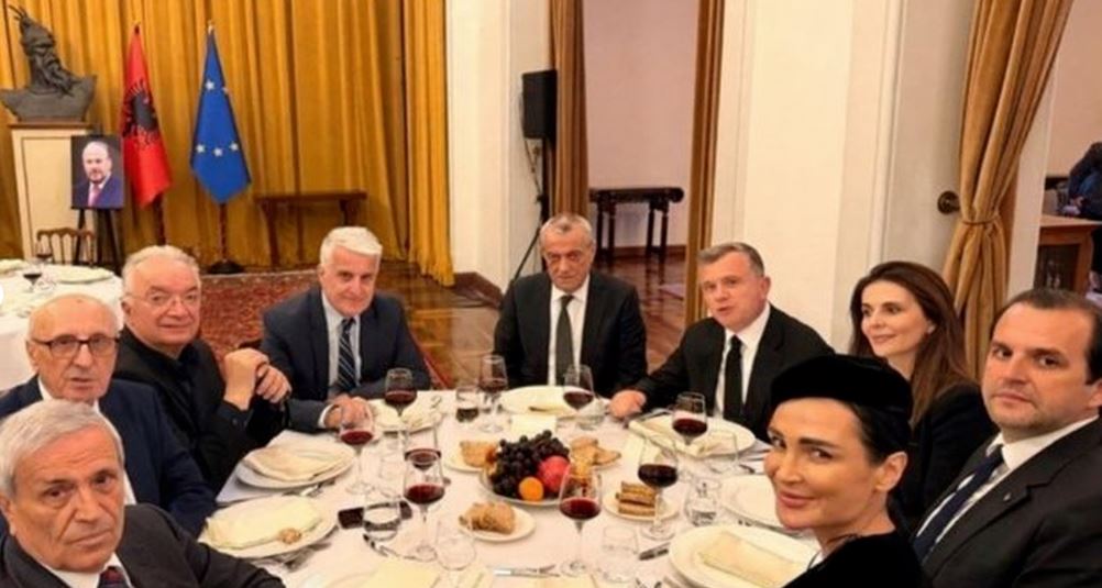 Dreka e lamtumirës për Nanon/ Ukë Rugova shihet me Xhavit Halitin dhe Vlora Çitakun