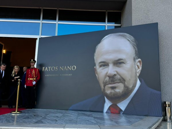 ​Lamtumira për Fatos Nanon, liderë nga rajoni dhe opozita i bashkohen homazheve