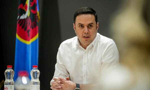 Abdixhiku u përgjigjet me ironi reagimeve për koalicionet: Kundërshtarët tonë po na tregojnë çka do elektorati i LDK