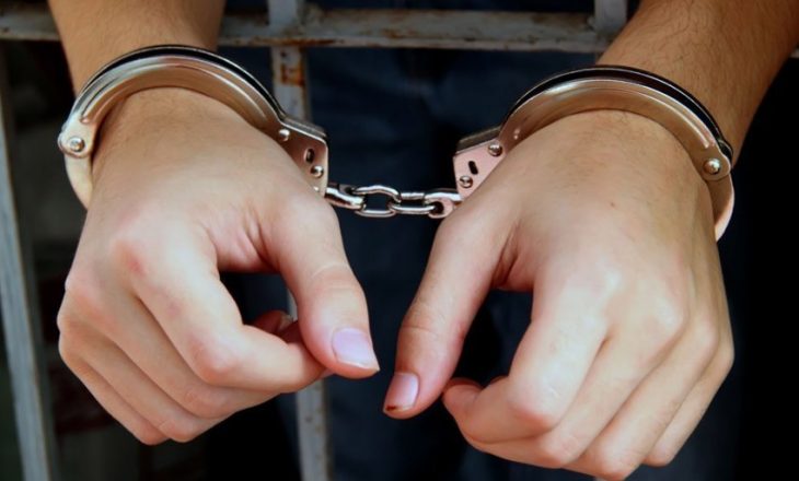 Arrestohet i mituri në një lokal në Klinë, iu gjeten armë e fishekë 