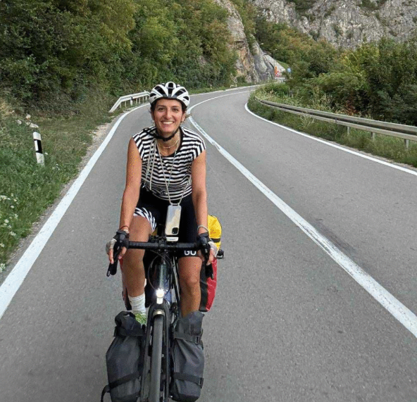 Liridona Muzaqi me biçikletë përshkoi 5000 km ga Gjermania në Kosovë