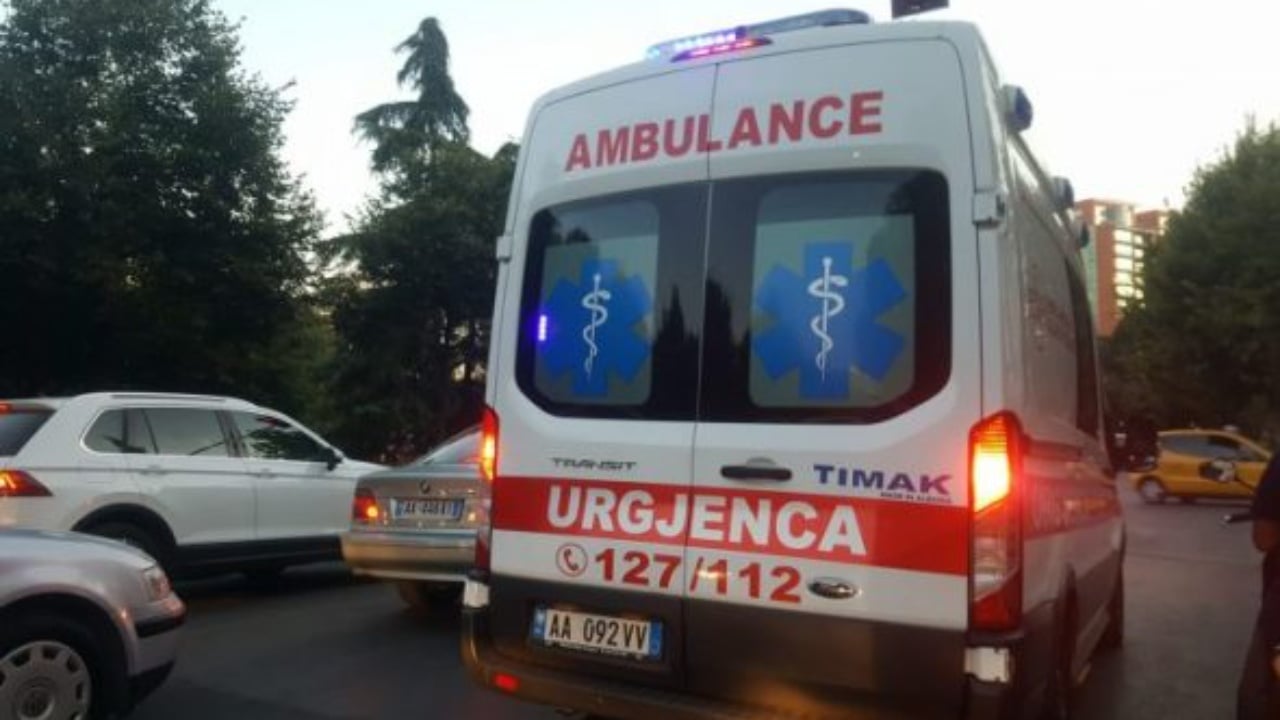 Aksident në Shkodër, makina përplaset me motorin, plagoset 19-vjeçari