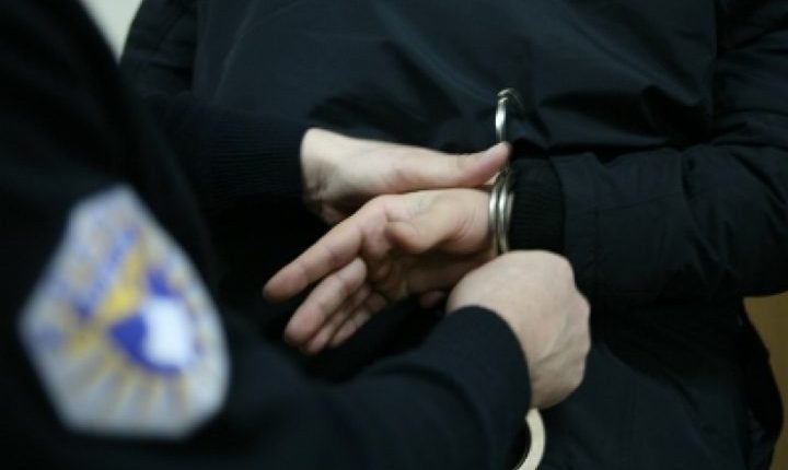 Dy persona arrestohen në Prishtinë për vjedhje në një lokal 