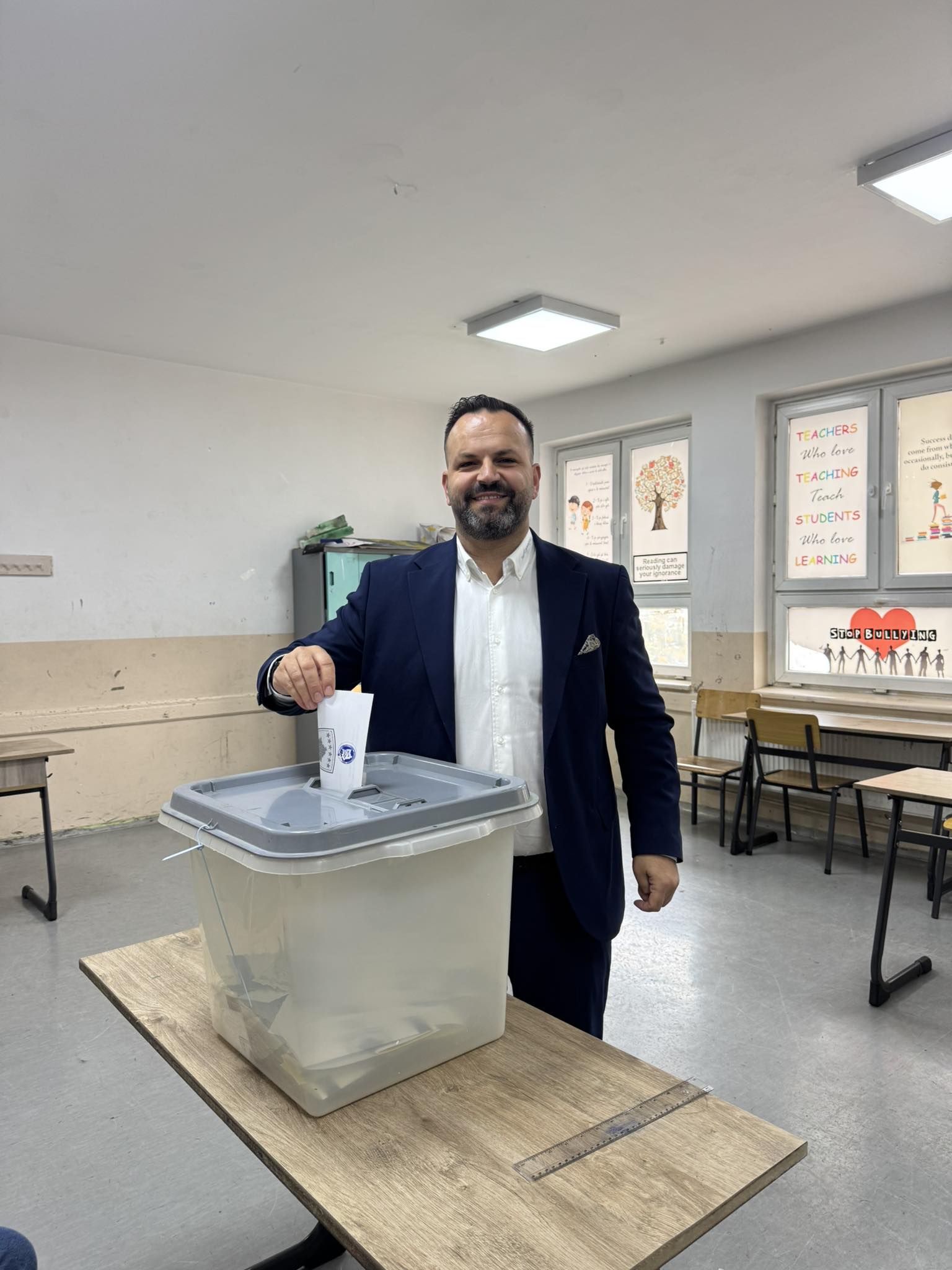 Mërgimtarët drejt Kosovës për zgjedhje – Visar Robelli jep votën në Gjilan: “E kemi pritur shumë këtë ditë, dilni e votoni!”