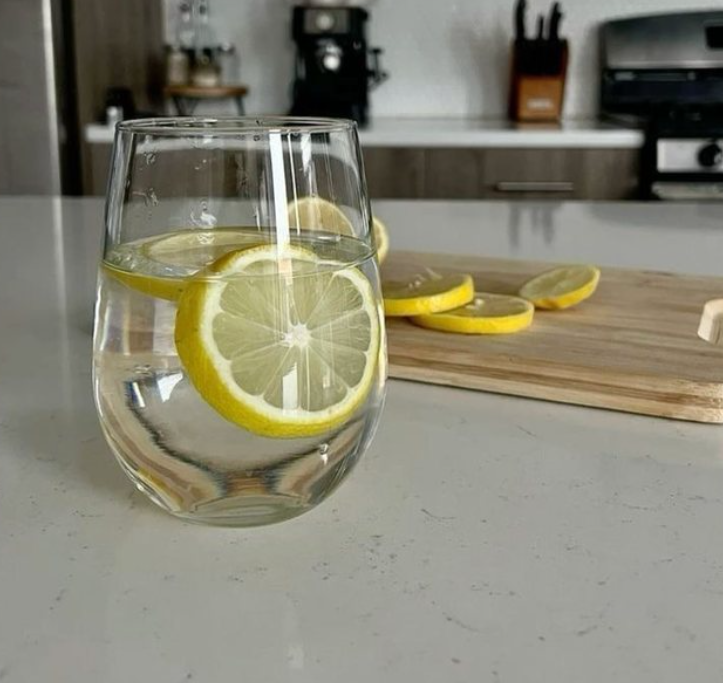 Pse duhet të filloni menjëherë të konsumoni ujë të ngrohtë me limon