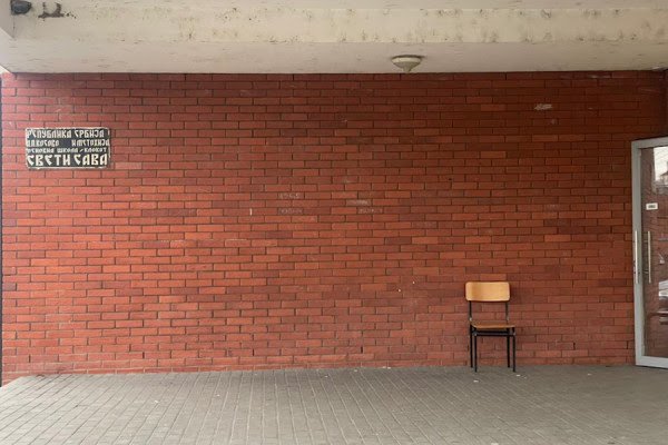 ​Mbishkrim me terma të ish-regjimit serb në një shkollë në Kllokot