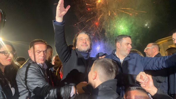 LDK feston fitoren në Prishtinë me fishekzjarre e tupana