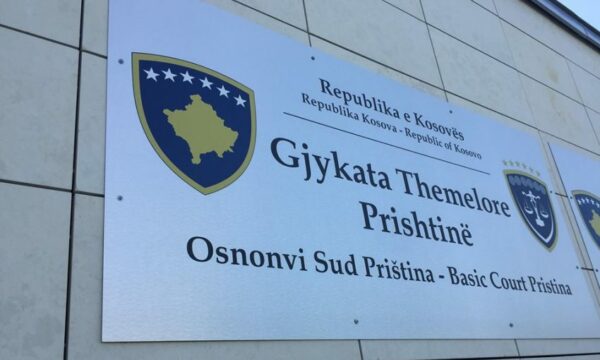 “Kam me ta hjek krytë”- Dështon nisja e gjykimit për sulm e kanosje ndaj gjyqtarit në Drenas