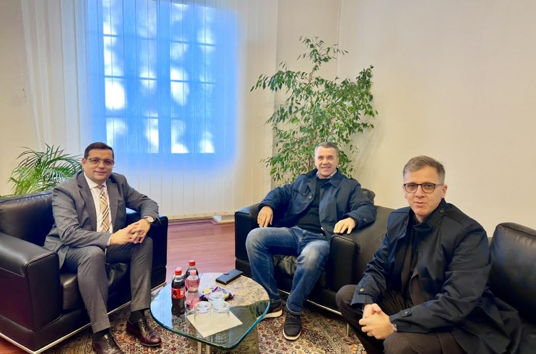 Ambasadori Rexhep Demiri ndan mirënjohje për Prof. Naser Ulajn për kontributin arsimor në diasporë