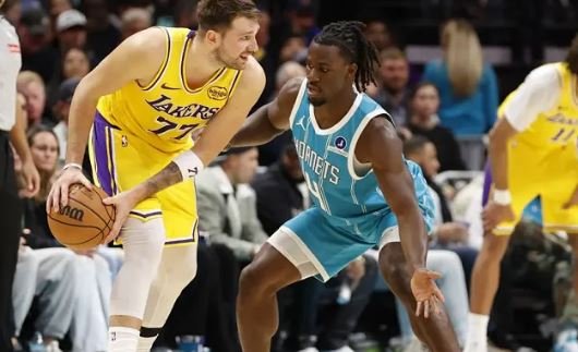 Detroit fiton në shtesë dhe komandon në Lindje