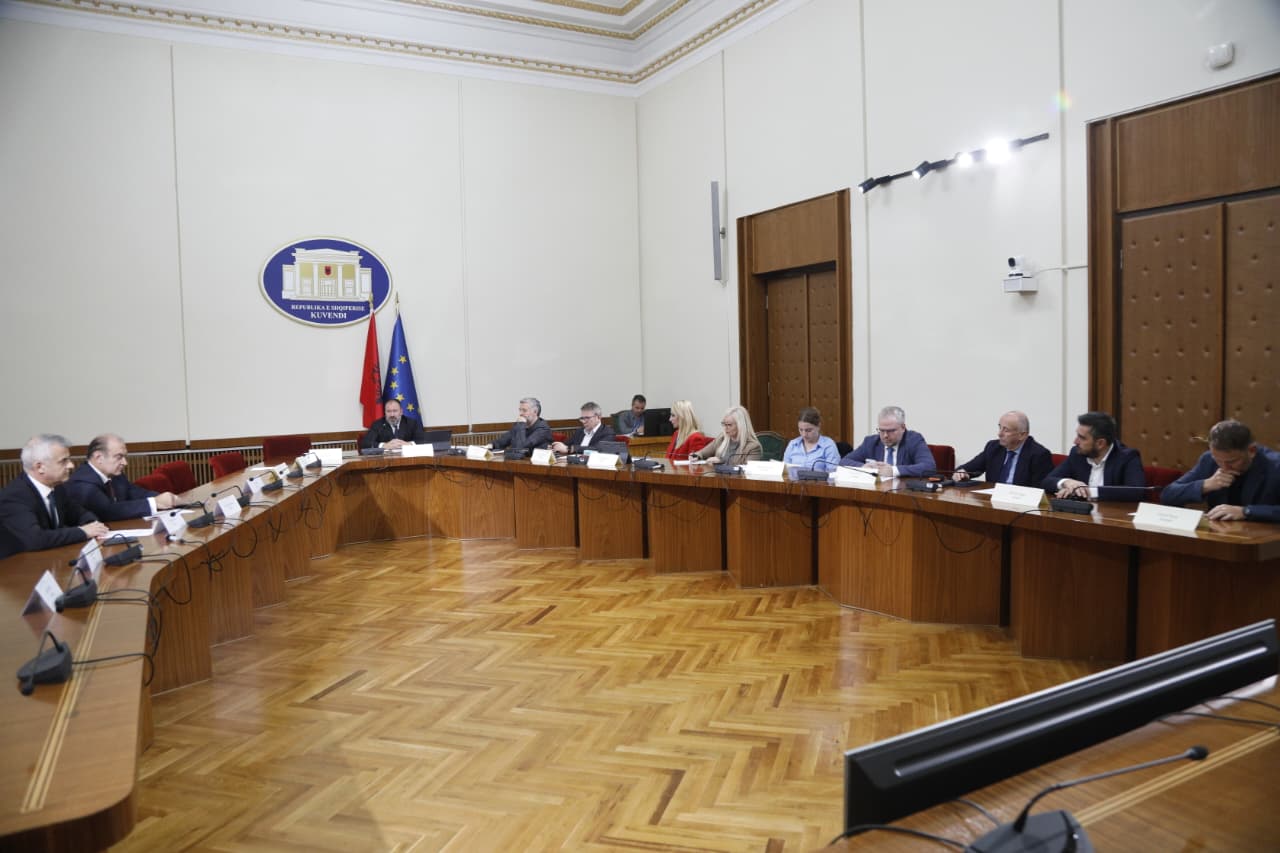 Komisioni i Reformës Territoriale nis punimet, PD e bojkoton, dy aleatët paraqiten në mbledhje