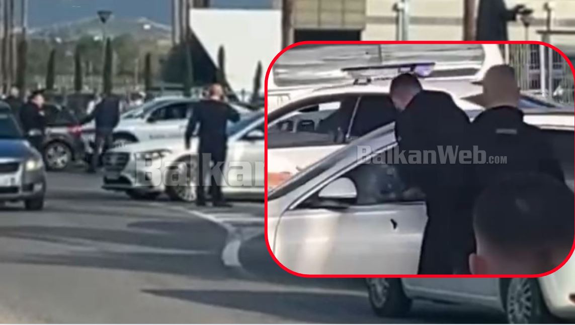 Pamje tronditëse nga Rinasi, qytetarët përpiqen të thyejnë xhamat e makinës për të nxjerrë viktimën