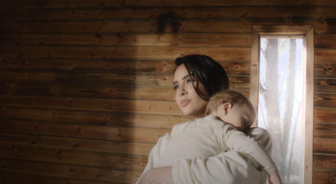 “Bebe e bekuar, solle drite në jetën time”- Amen feston 2-vjetorin e ditëlindjes, dedikimi i ëmbël nga mami Xhensila