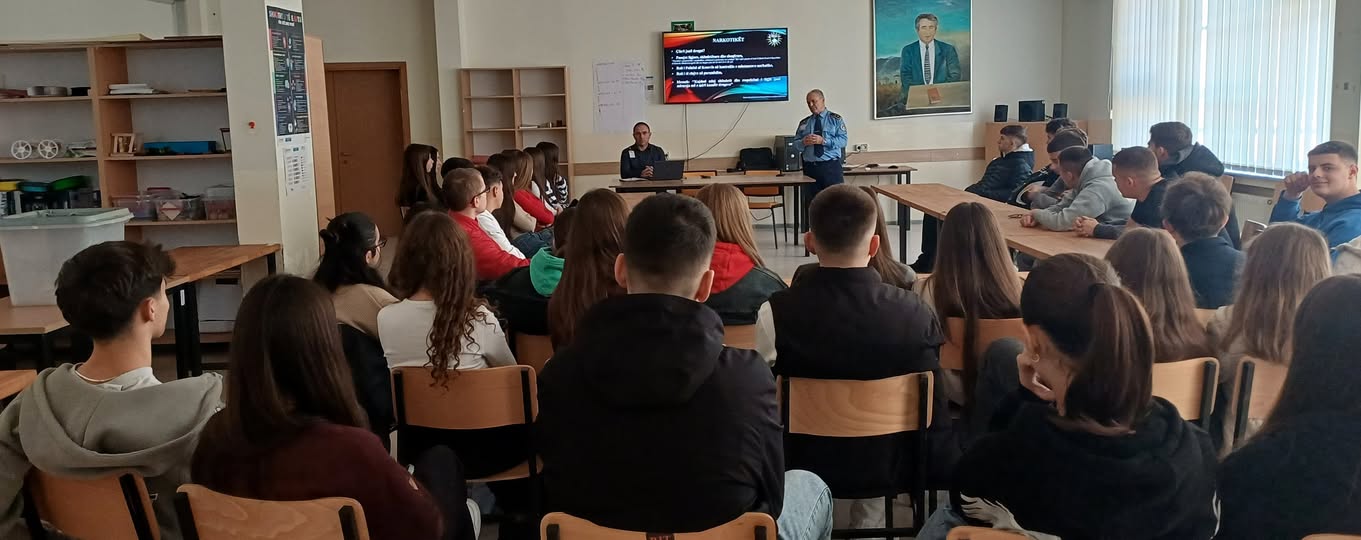 Të rinjtë mësojnë nga policia si të qëndrojnë të sigurt dhe larg rreziqeve