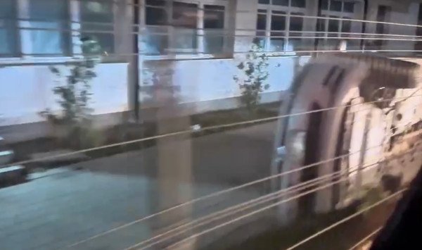 Vetaksident në fshatin Trud, vetura përmbyset në oborrin e shkollës