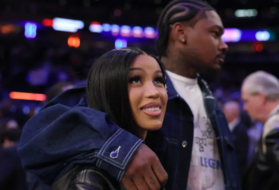 Cardi B sjell në jetë fëmijën e saj të katërt, të parin me të dashurin e saj Stefon Diggs