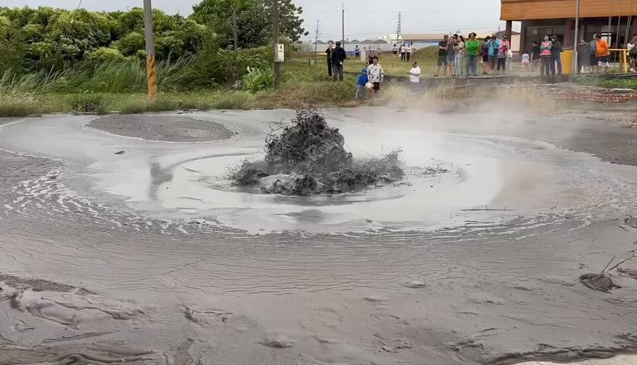 Fenomen i pazakontë në Tajvan, shpërthen në rrugë një vullkan balte