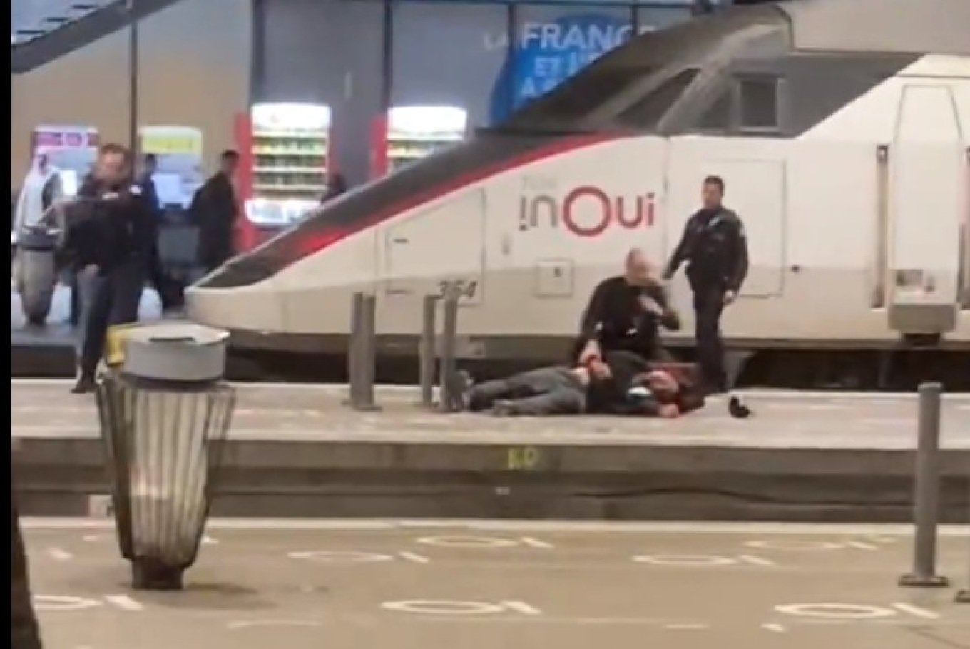 Operacion policor në stacionin hekurudhor Montparnasse në Paris, neutralizohet një burrë që kërcënonte me thikë