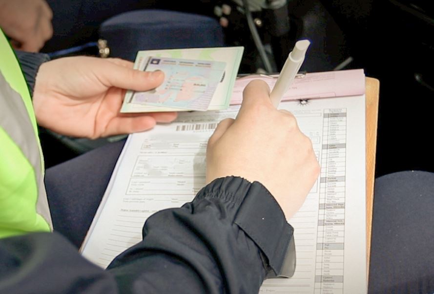 Tejkalim i shpejtësisë dhe përdorimi i telefonit, policia gjobit dy shoferë në Ferizaj