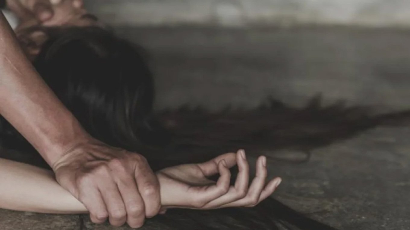 Dyshohet se abuzoi seksualisht me një të mitur, arrestohet 18-vjeçari në Librazhd