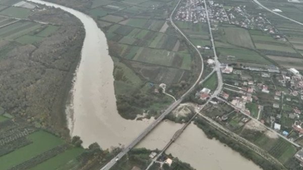​Lumi Vjosa rrezikon të dalë nga shtrati