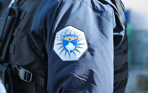 Tre fëmijë dorëzojnë në polici dokumente dhe 614 euro të gjetura në Ferizaj