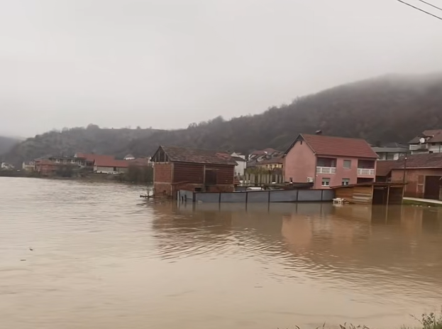 Vërshohet nga uji fshati Konçul, rrugët hyrëse dhe dalëse janë të pakalueshme