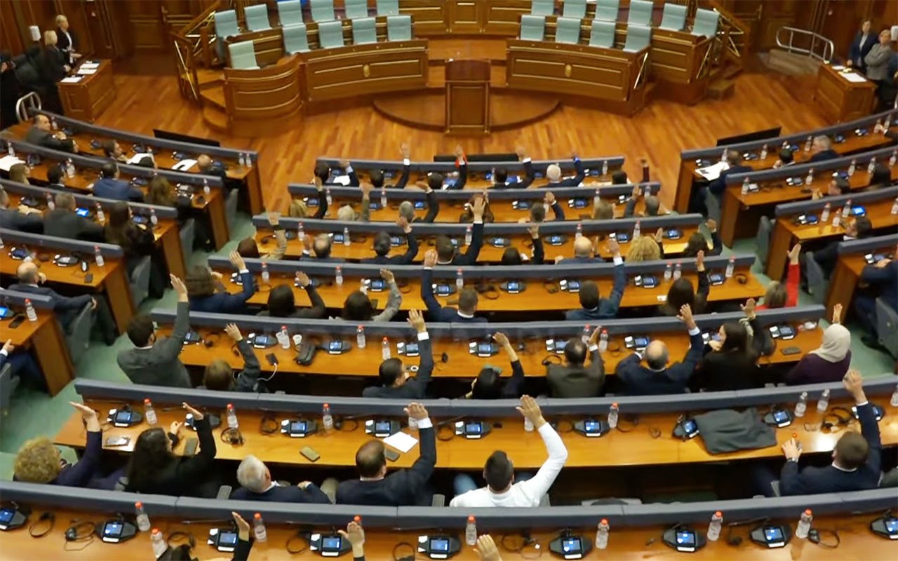 Kriza e dirigjuar: kush e çoi Kosovën drejt zgjedhjeve të detyruara?