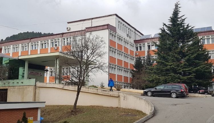 Zjarri në një banesë në Pejë çon 13 persona në spital me probleme në frymëmarrje